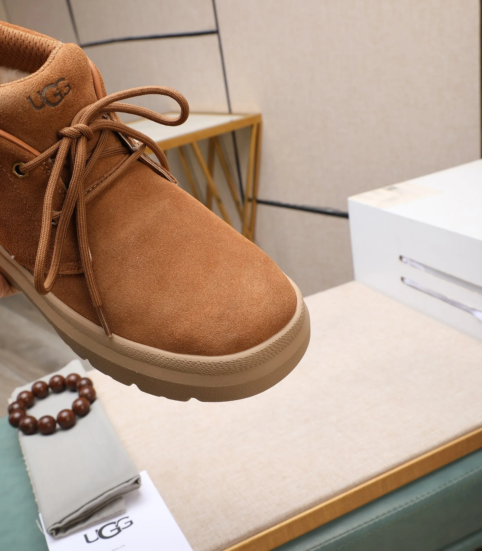 Men's shoes 💰620 Please note the quality of the original order and compare the thickness of the wool 🏮🏮 Popular UGG from Australia's warm luxury brand men's shoes, the official website is synchronized, Beckham men's style..., made of imported top-layer waxed cowhide, waxed toe cap, Australian genuine wool velvet lining Carefully sewn...Imported rubber Martin boots outsole (comfortable, soft and wear-resistant). I really like the quality..Exquisite workmanship. You can't put it down at first sight. Size 39-44